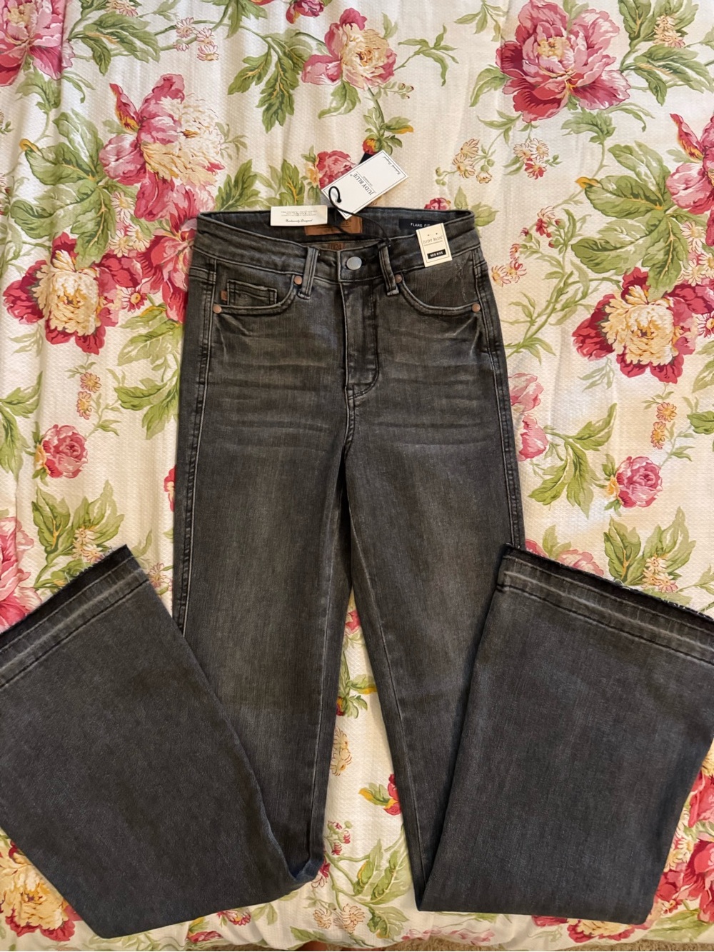 Judy Blue Mid Rise Black Flare Jeans, NWT.
Women’s size 0/24.